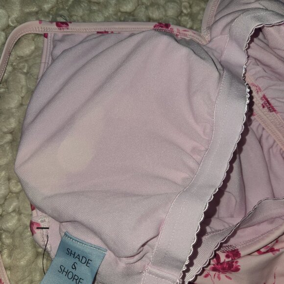 One\nPiece swimsuit with printed flowers , a scrunch back and D size cup - Picture 5 of 6